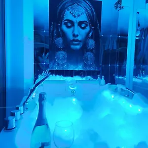 Chmielna Prestige With Luxury Jacuzzi And Sauna! Selected Also Feature A Massage Chair And Himalayan Salt With Color Therapy Salt Forest Gdańsk